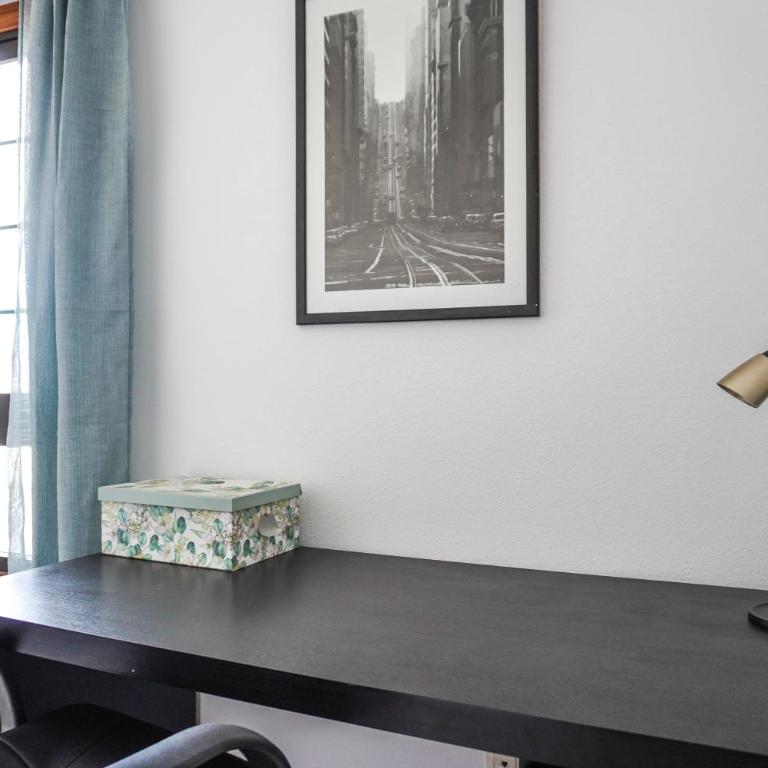 Bright House With Working Space - Three-Bedroom Apartment - 14