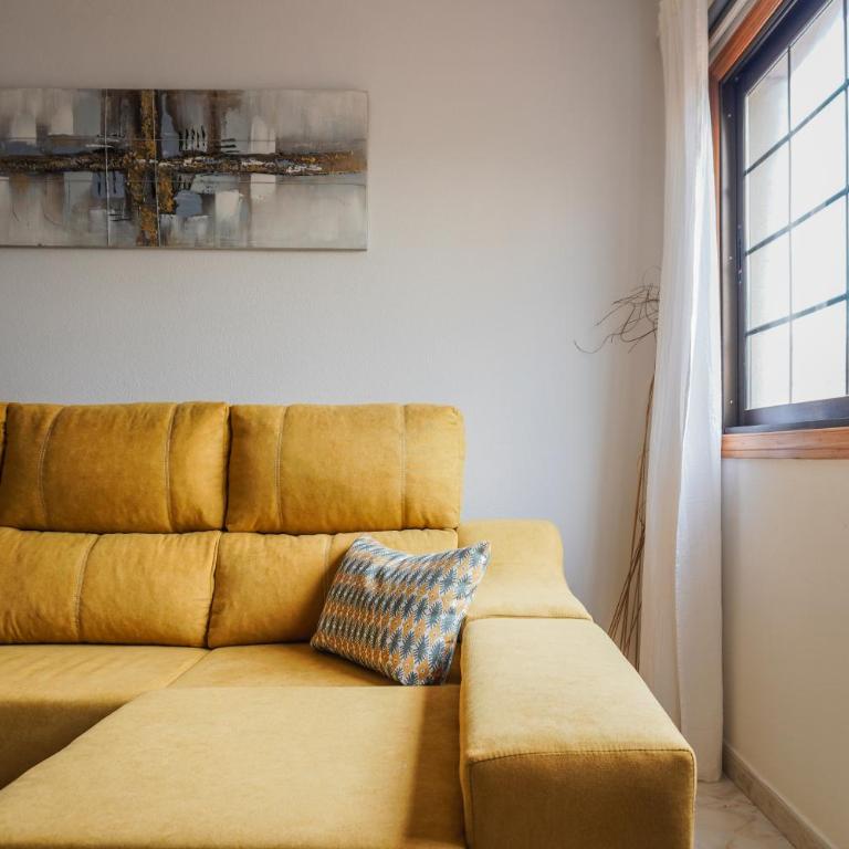 Bright House With Working Space - Three-Bedroom Apartment - 17
