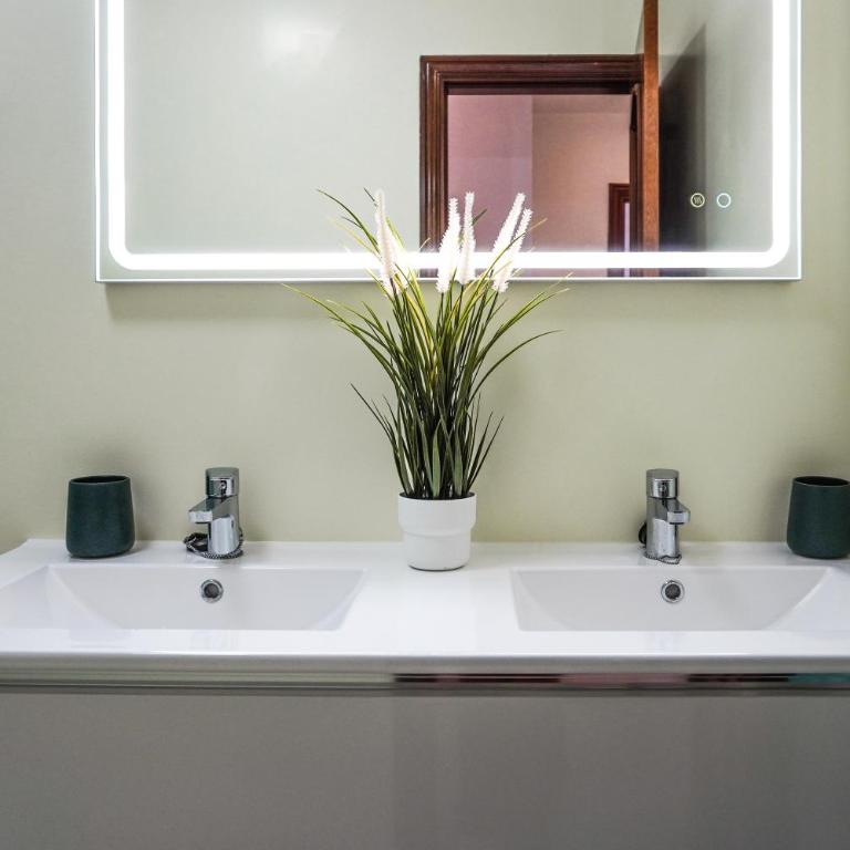 Bright House With Working Space - Three-Bedroom Apartment - 6