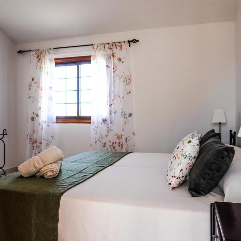 Bright House With Working Space - Three-Bedroom Apartment - 25