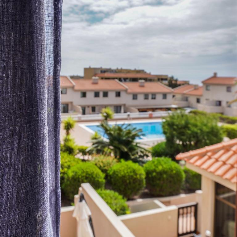 Bright House With Working Space - Three-Bedroom Apartment - 40