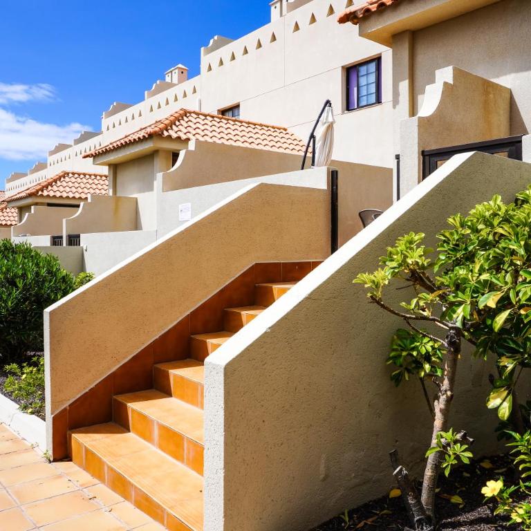 Bright House With Working Space - Three-Bedroom Apartment - 33