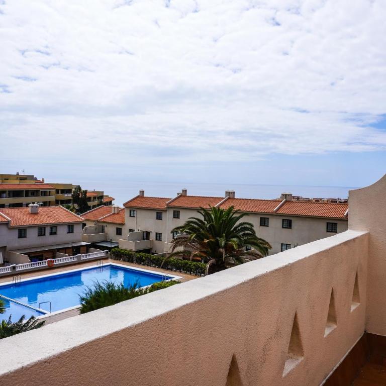 Bright House With Working Space - Three-Bedroom Apartment - 36