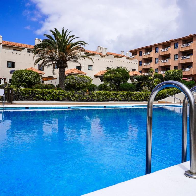 Bright House With Working Space - Three-Bedroom Apartment - 2
