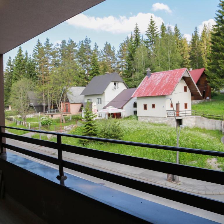 Lakeside Serenity - Two-Bedroom Apartment - 13