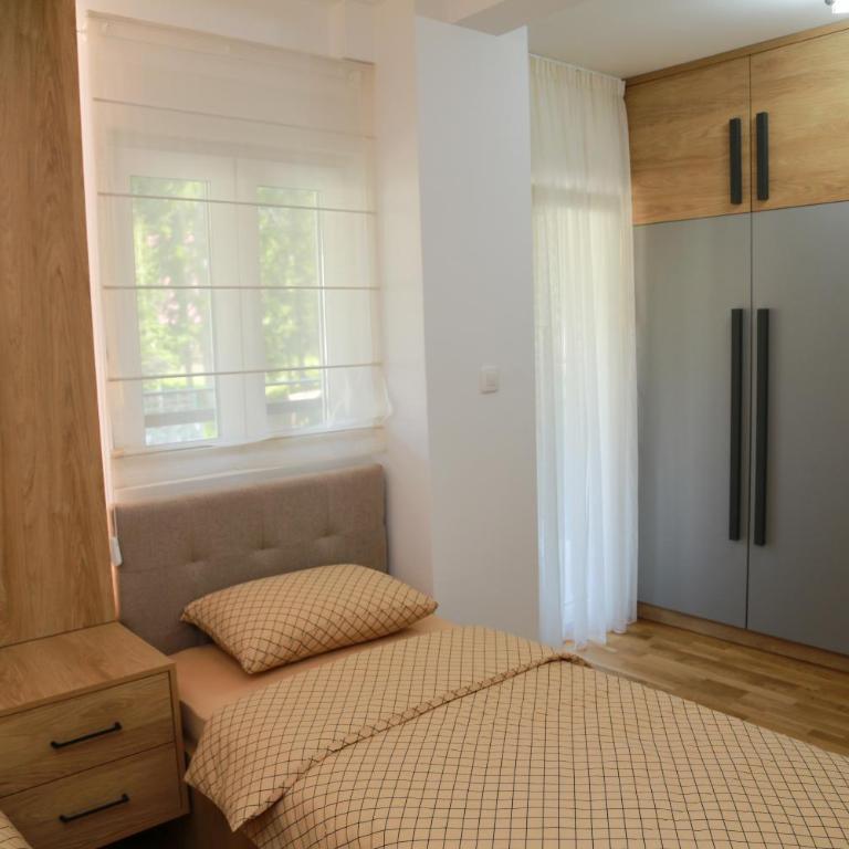 Lakeside Serenity - Two-Bedroom Apartment - 32