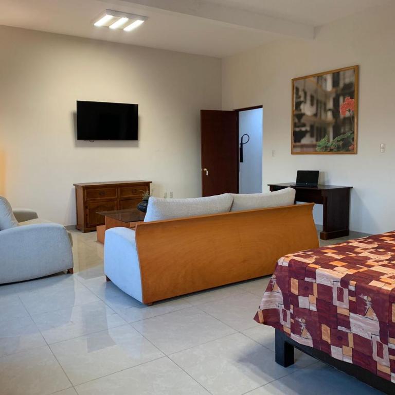 Cinco de Mayo Hotel - King Suite with Balcony - 7