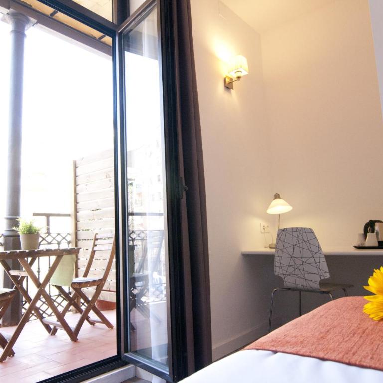 Hostal Live Barcelona - Superior Double or Twin Room with Terrace - 25