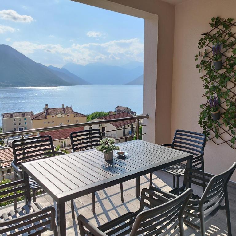 Pearl Shell Apartments - Two-Bedroom Apartment with Balcony and Sea View - 2