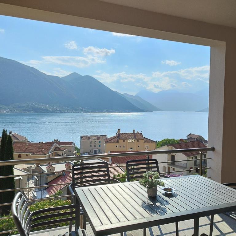 Pearl Shell Apartments - Two-Bedroom Apartment with Balcony and Sea View - 1