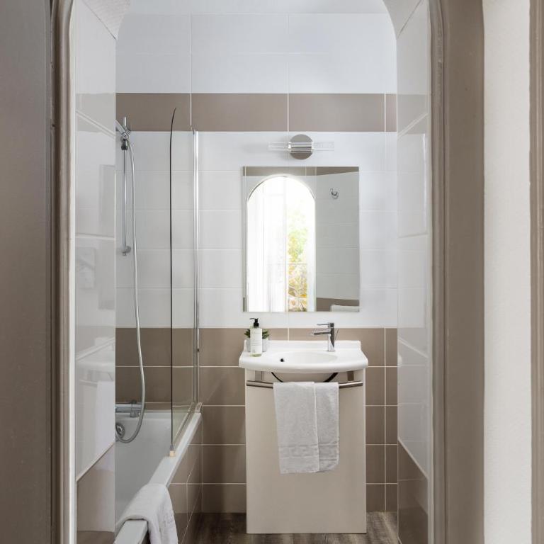 Hôtel Suzane - Chambre Quadruple Confort - 9