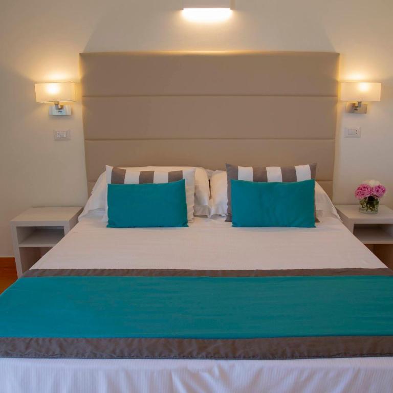 Hotel Mon Cheri - Classic Double or Twin Room with Front Sea View - 4