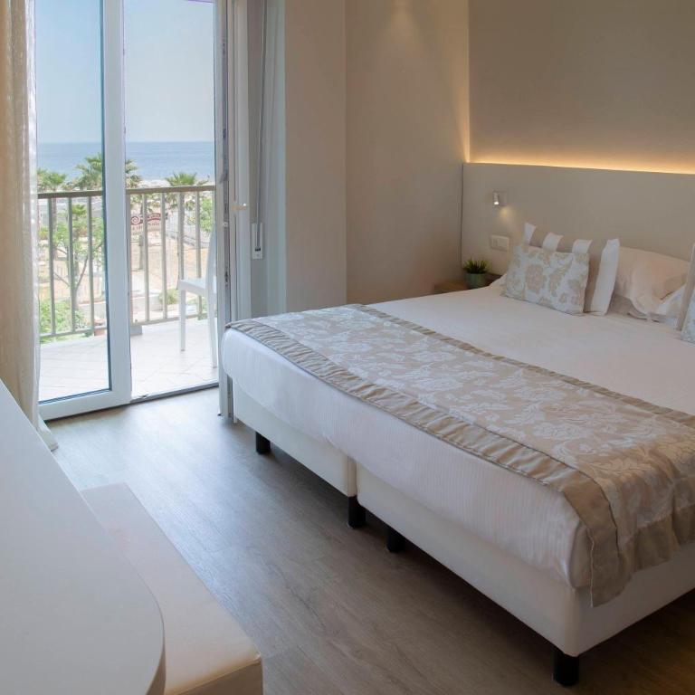 Hotel Mon Cheri - Superior Double Room with Front Sea View - 4