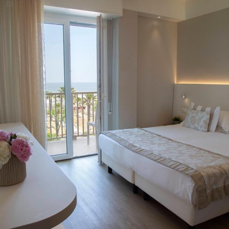 Hotel Mon Cheri - Superior Double Room with Front Sea View - 1