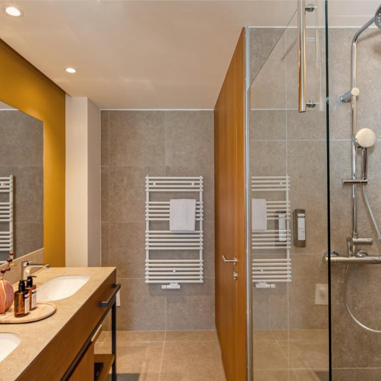 Falkensteiner Family Hotel Montafon - The Leading Hotels of the World - Bergsuite mit Balkon - 2