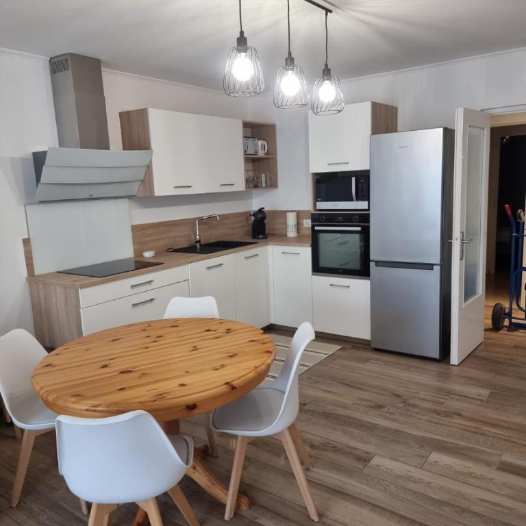Superbe 3 pièces épurée de 65 m2, refait à Neuf, dans residence calme, climatisé, place de parking privée, à 800 m de la plage - Two-Bedroom Apartment - 4