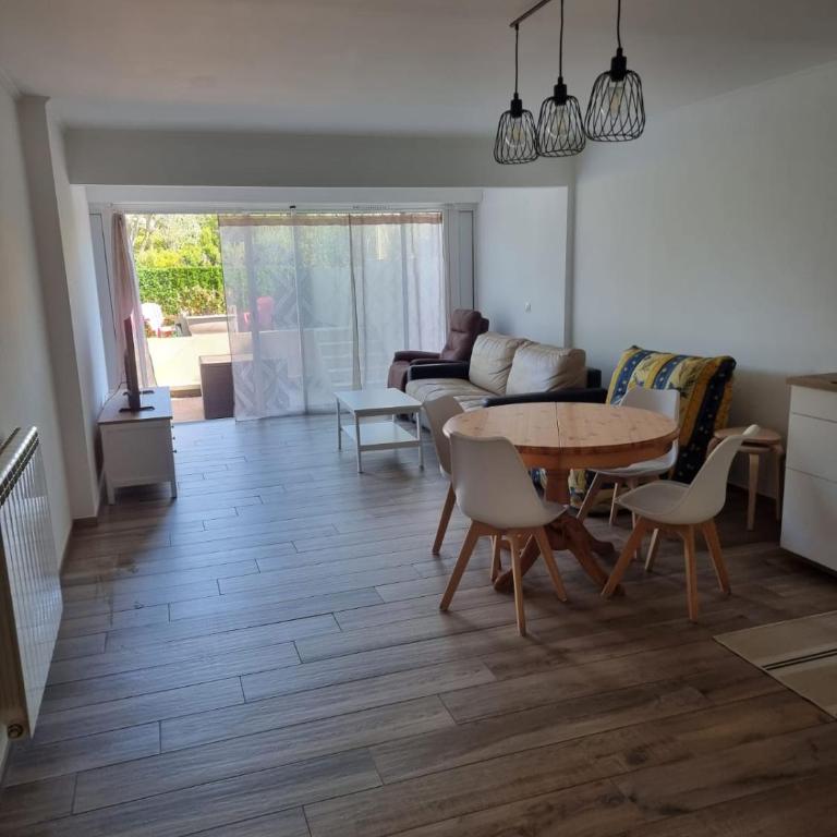 Superbe 3 pièces épurée de 65 m2, refait à Neuf, dans residence calme, climatisé, place de parking privée, à 800 m de la plage - Two-Bedroom Apartment - 3