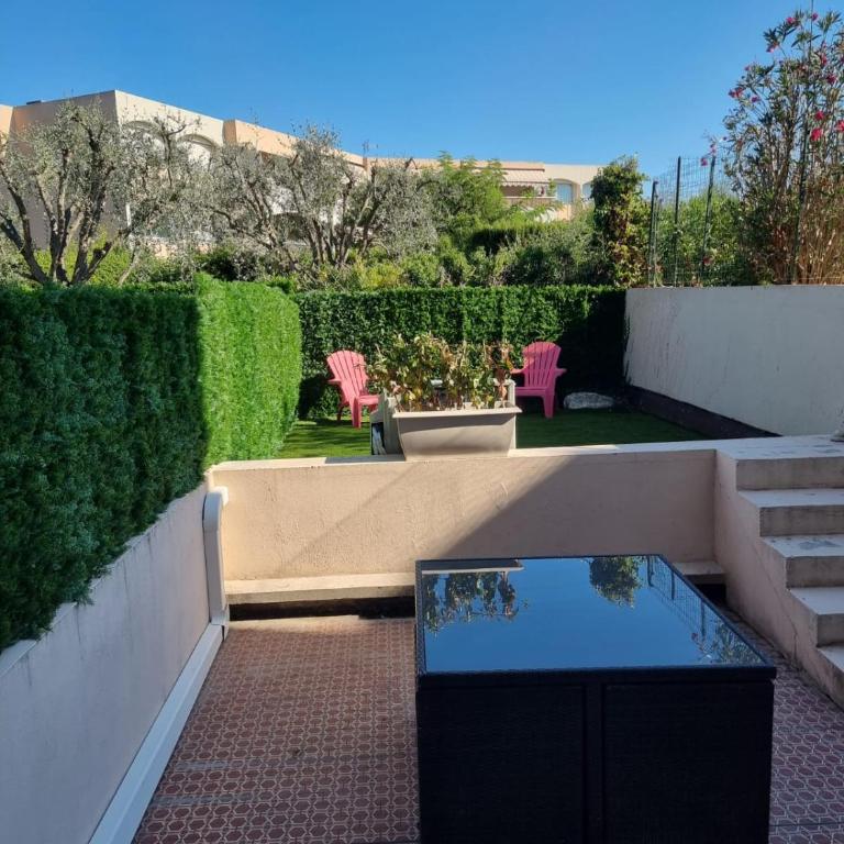 Superbe 3 pièces épurée de 65 m2, refait à Neuf, dans residence calme, climatisé, place de parking privée, à 800 m de la plage - Two-Bedroom Apartment - 10