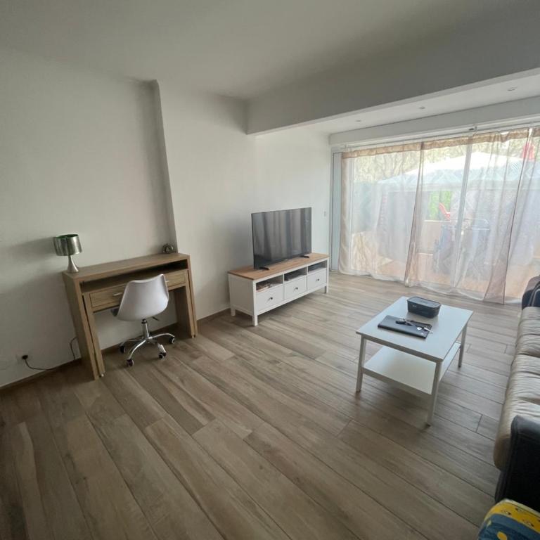 Superbe 3 pièces épurée de 65 m2, refait à Neuf, dans residence calme, climatisé, place de parking privée, à 800 m de la plage - Two-Bedroom Apartment - 2