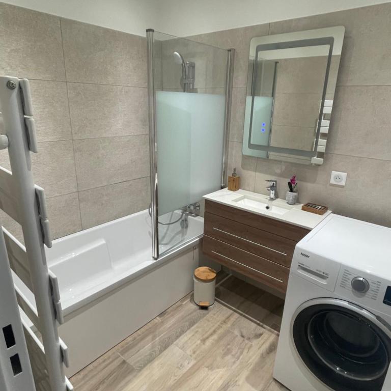 Superbe 3 pièces épurée de 65 m2, refait à Neuf, dans residence calme, climatisé, place de parking privée, à 800 m de la plage - Two-Bedroom Apartment - 11