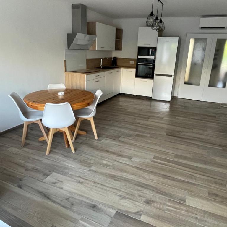 Superbe 3 pièces épurée de 65 m2, refait à Neuf, dans residence calme, climatisé, place de parking privée, à 800 m de la plage - Two-Bedroom Apartment - 5