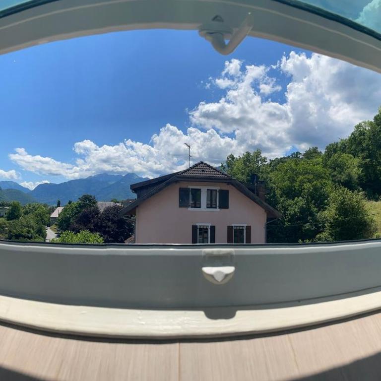 Rare 2 bedroom with private beach on Lake Annecy - Two-Bedroom Apartment - 14
