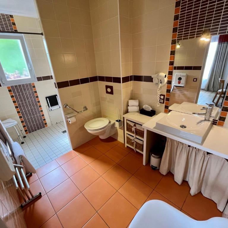 Hôtel Ursula - Chambre Lit Queen-size - Accessible aux Personnes à Mobilité Réduite - 2