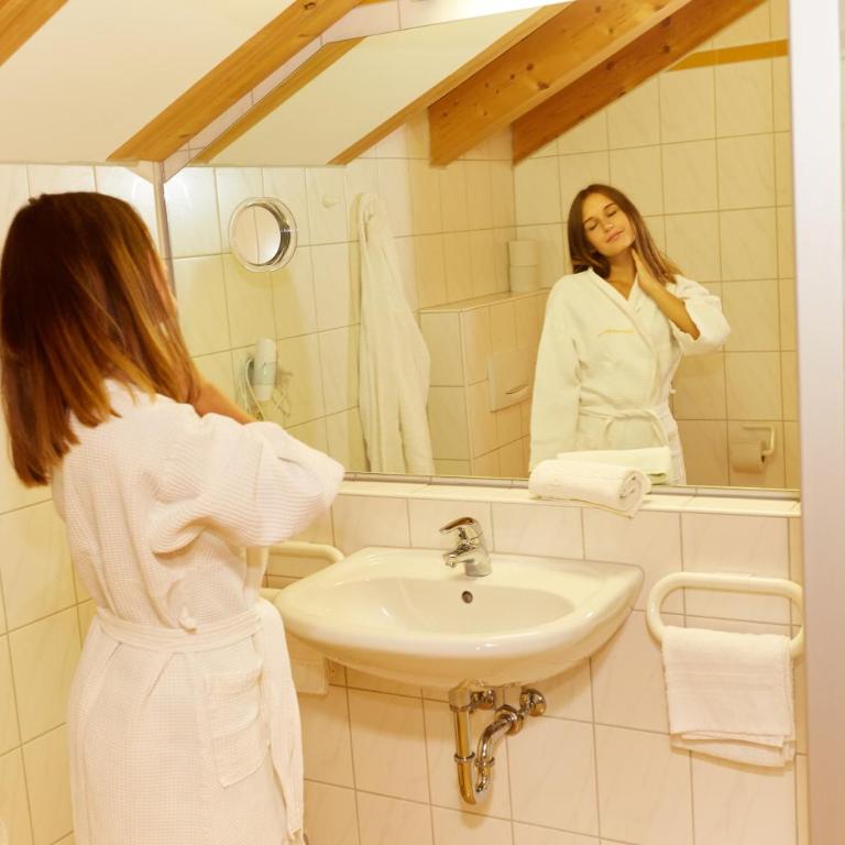 Berghotel Sonnenklause - Doppelzimmer mit eigenem Bad - 6
