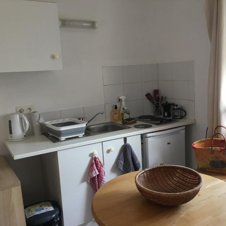 Nîmes centre sur les toits - clim mobile - Studio Apartment - 8