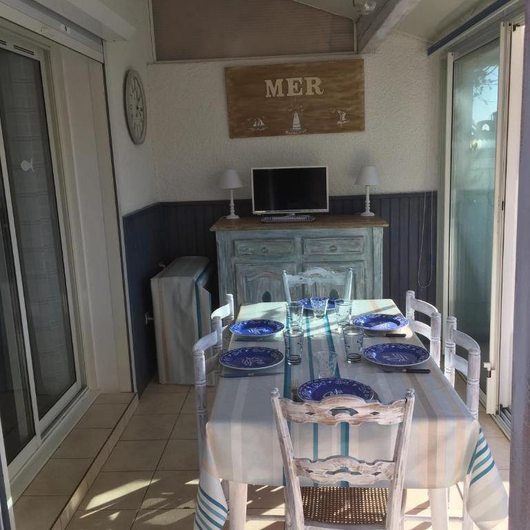 HOLIDAYLAND NARBONNE PLAGE Villas 6 ou 7 PERSONNES AVEC TERRASSE ET PLACE DE PARKING PRIVATIVE - Casa con 1 dormitorio - 2