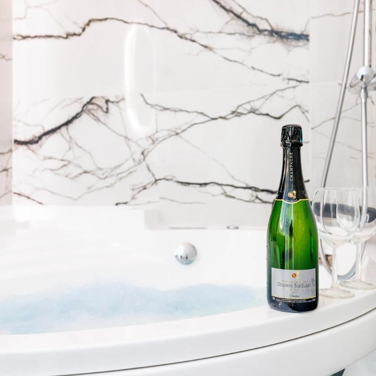 Nice Renting - FRANCE - Luxury Suite Palace Love Jacuzzi - Few meters from Sea - Appartement 1 Chambre - 3
