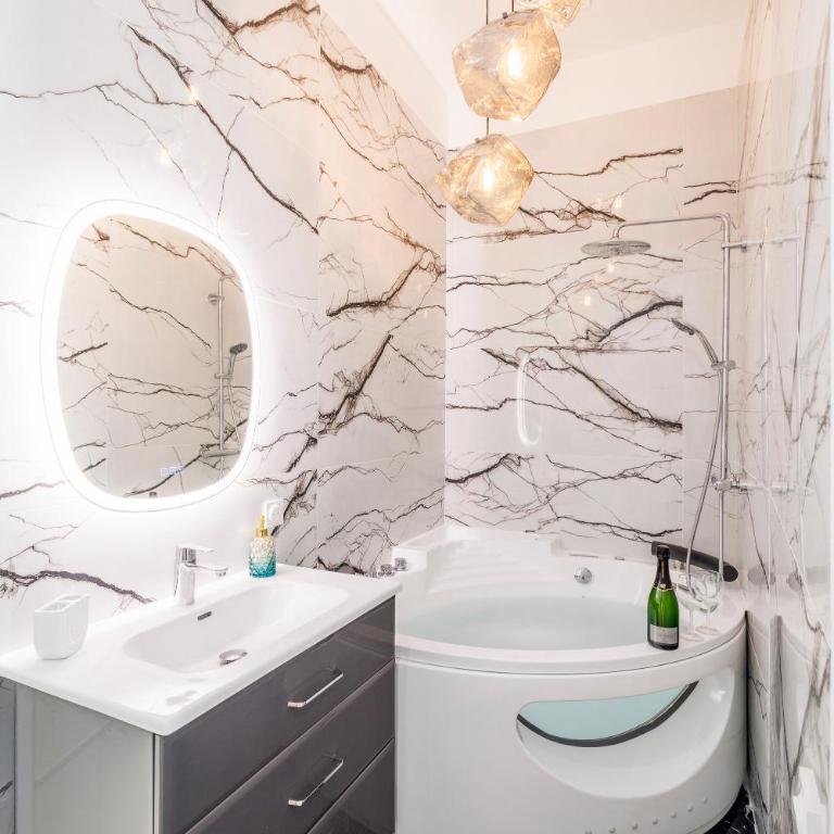 Nice Renting - FRANCE - Luxury Suite Palace Love Jacuzzi - Few meters from Sea - Appartement 1 Chambre - 13
