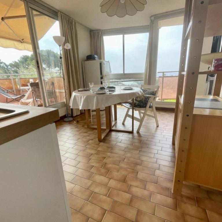 Studio Cabine à Cavalaire-sur-Mer, 4 Couchages, Parking - FR-1-226B-167 - Apartamento - 4