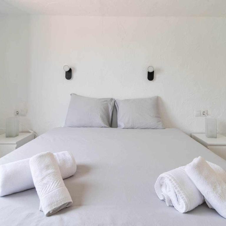 Sunset Bungalow - Three-Bedroom Apartment - 29