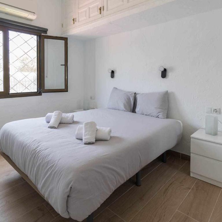 Sunset Bungalow - Three-Bedroom Apartment - 31