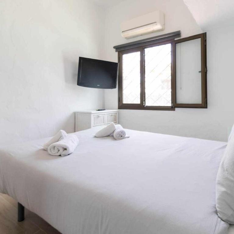 Sunset Bungalow - Three-Bedroom Apartment - 32