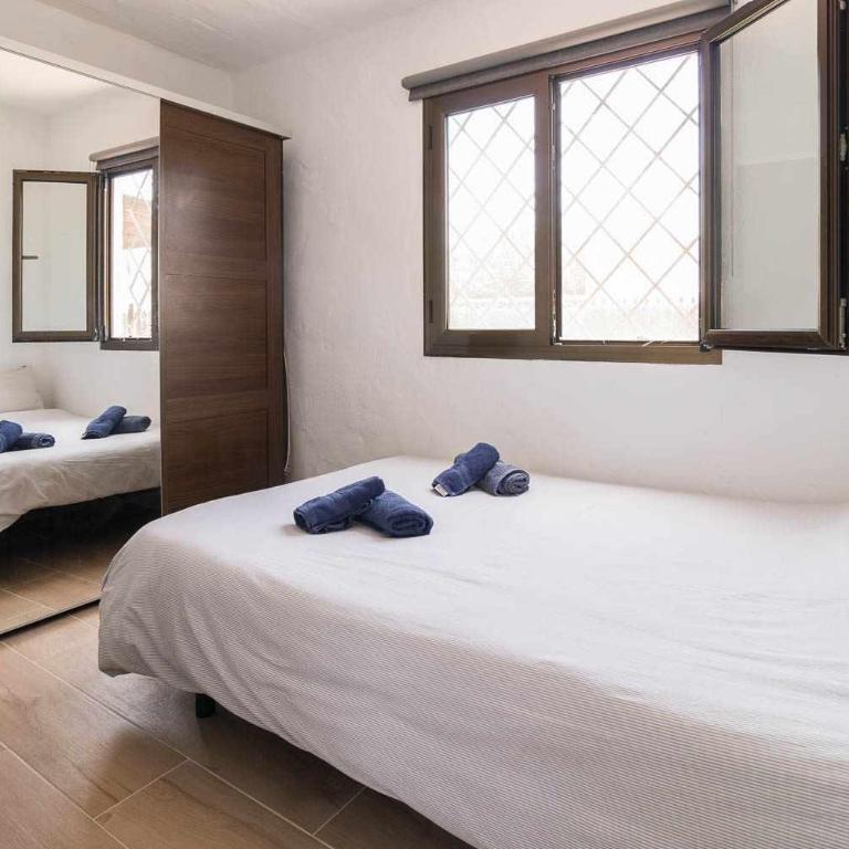 Sunset Bungalow - Three-Bedroom Apartment - 35