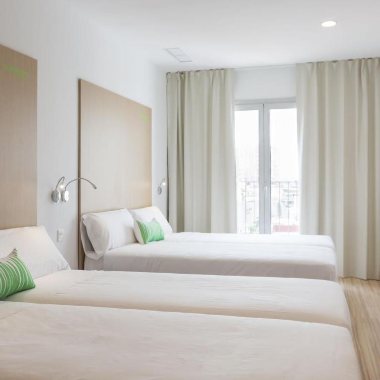 SmartRoom Barcelona - Deluxe Quadruple Room - 2