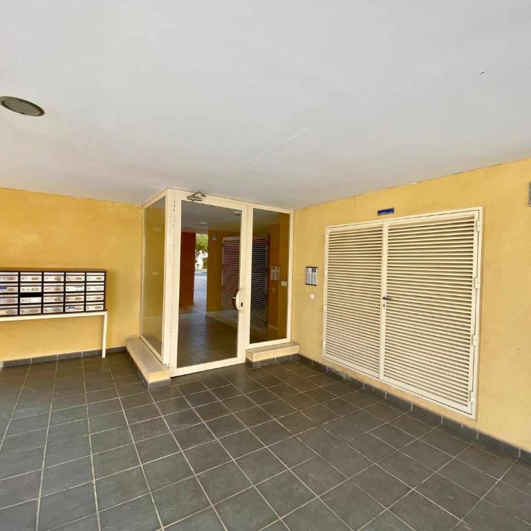 A&N Spacious Beach Apartment with Pool & Parking - Three-Bedroom Apartment - 15