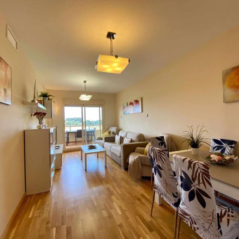 A&N Spacious Beach Apartment with Pool & Parking - Three-Bedroom Apartment - 18