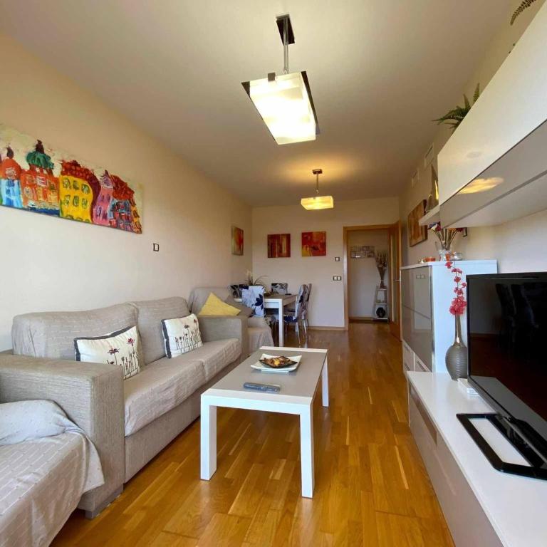 A&N Spacious Beach Apartment with Pool & Parking - Three-Bedroom Apartment - 3