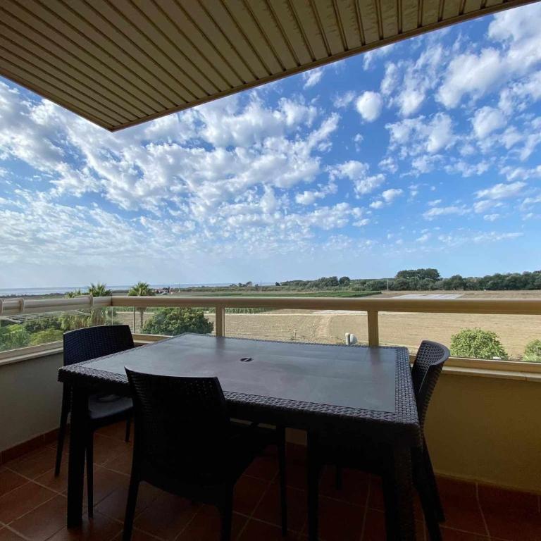 A&N Spacious Beach Apartment with Pool & Parking - Three-Bedroom Apartment - 2