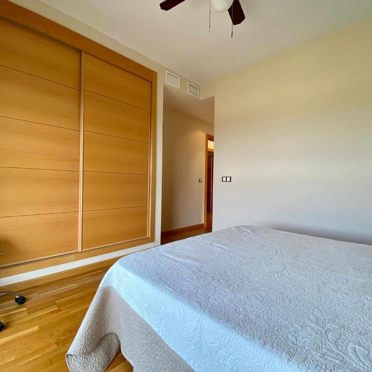 A&N Spacious Beach Apartment with Pool & Parking - Three-Bedroom Apartment - 20