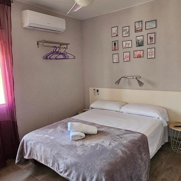 Hostal La Cabaña - Habitación con cama grande - 11