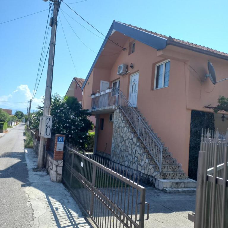 Hostel Dragana - Standardna Dvokrevetna Soba sa Bračnim Krevetom i Zajedničkim Kupatilom - 1