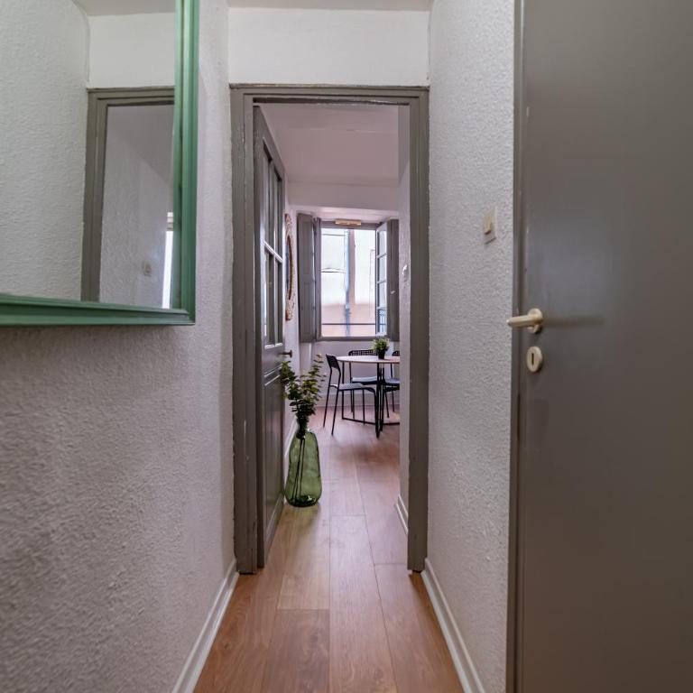 Centre ville - Proche des Arènes et de la Maison Carrée - Apartamento de 1 dormitorio - 17