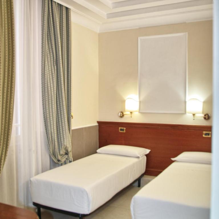Hotel Hiberia - Camera Familiare Standard - 7