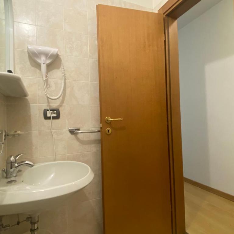 Casteluce Hotel Funivie - Budget Double Room - 5