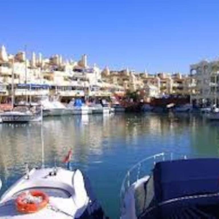 Apto 5 minutos centro Piscina Parking - Three-Bedroom Apartment - 49