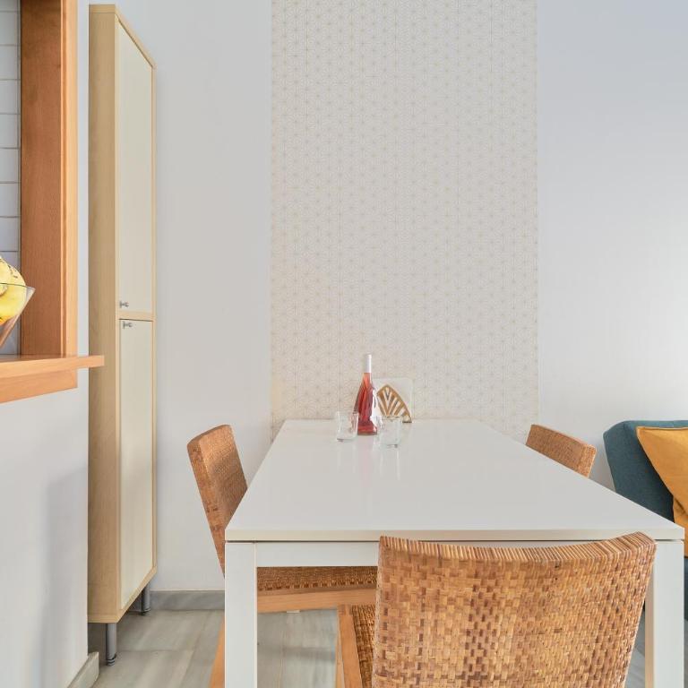 APARTAMENTO EN EL CENTRO, TRANQUILO Y LUMINOSO - One-Bedroom Apartment - 11
